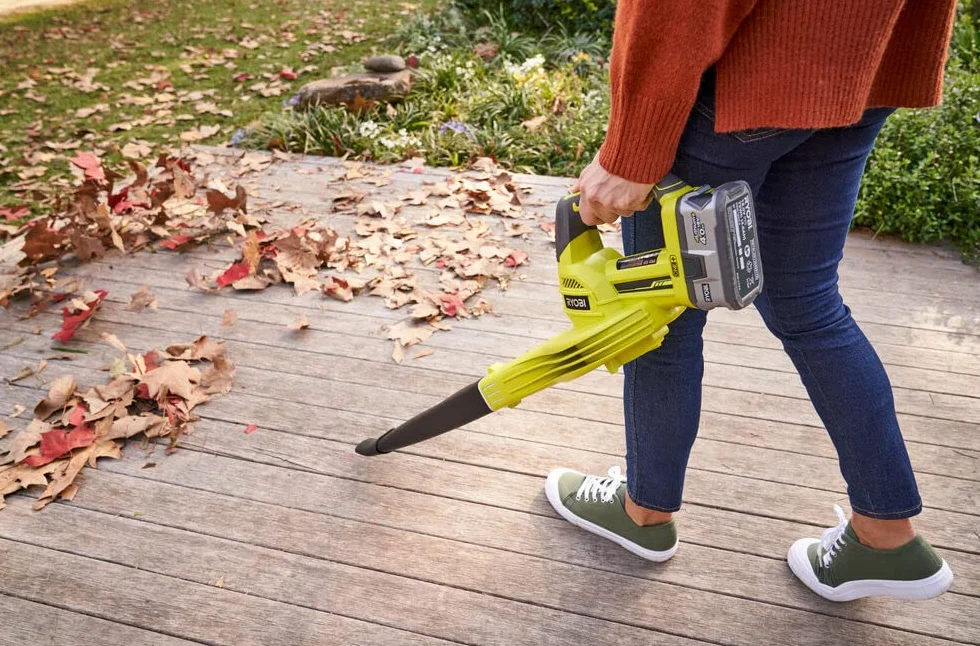 Ryobi Soffiatore a Batteria 18V ONE+ Compatto e Leggero, Velocità Aria 245 km/h, Design Ergonomico GripZone, Ideale per Foglie e Detriti su Vialetti e Giardini, Batteria Non Inclusa, OBL1820S