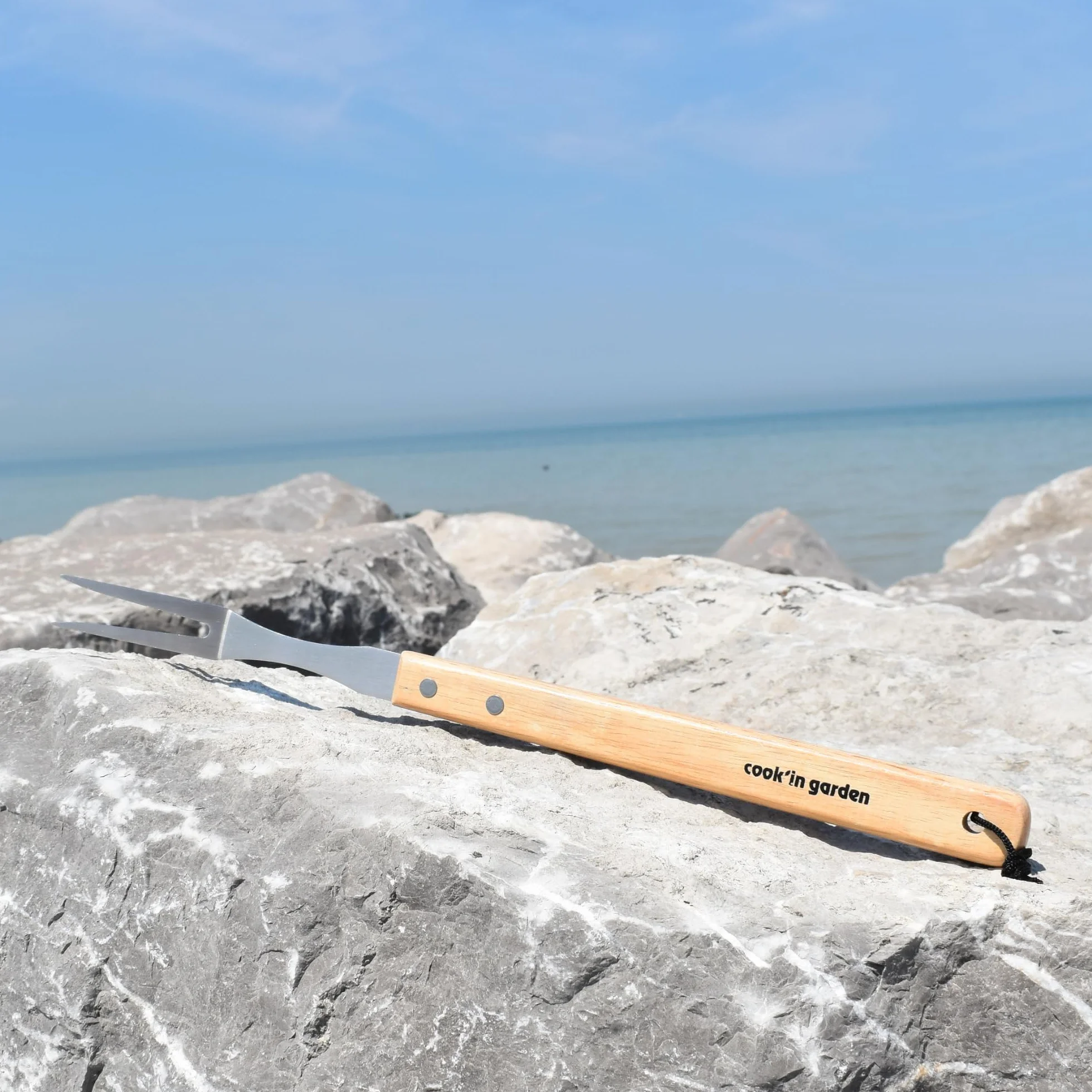 Cook’in Garden - Forchetta Essentiel in Inox con Manico in Legno FSC® 100%, utensile Resistente per Barbecue e plancha, Ideale per Cucina Esterna, Accessorio Durevole per Giardino e terrazza
