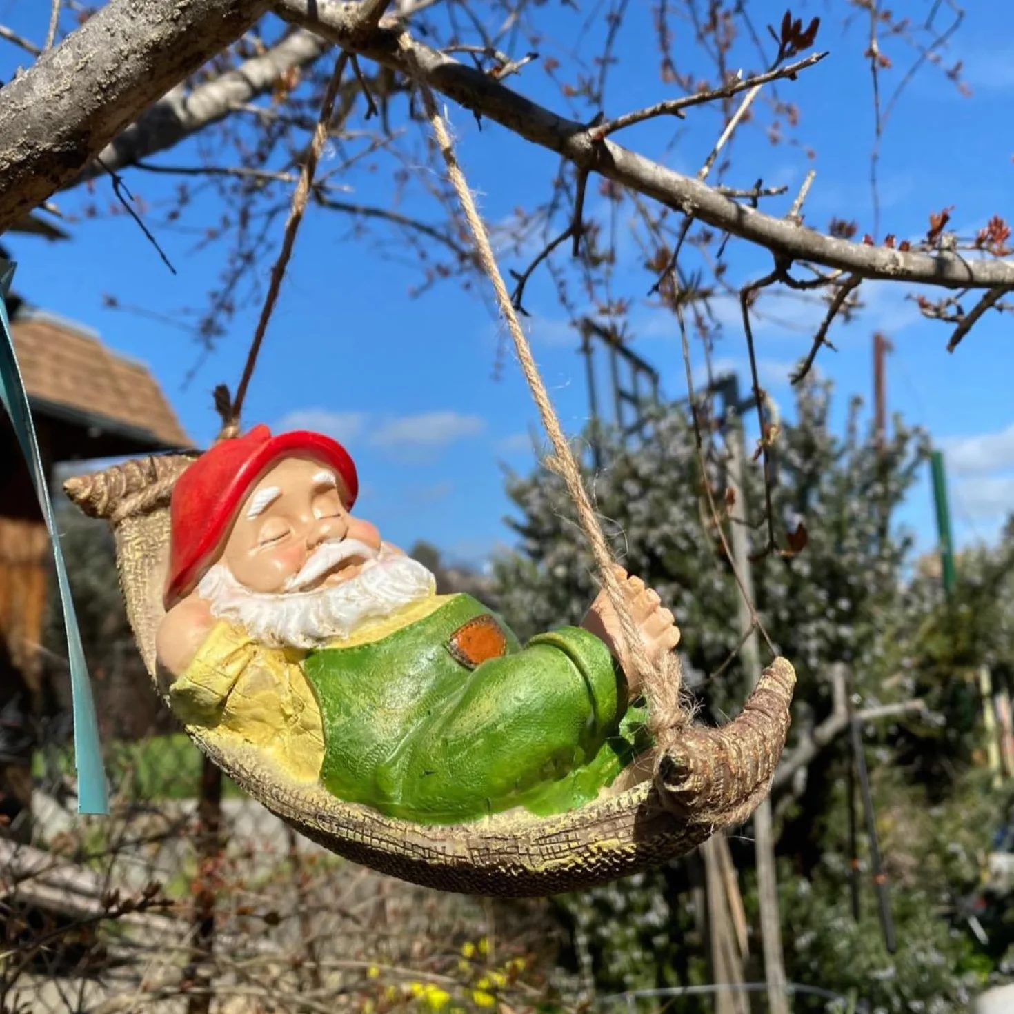 TERESA'S COLLECTIONS Simpatici gnomi da giardino decorazioni per statue da appendere al cortile, regali all'aperto, gnomo assonnato in altalena a foglia amaca ornamenti per albero in resina figurine