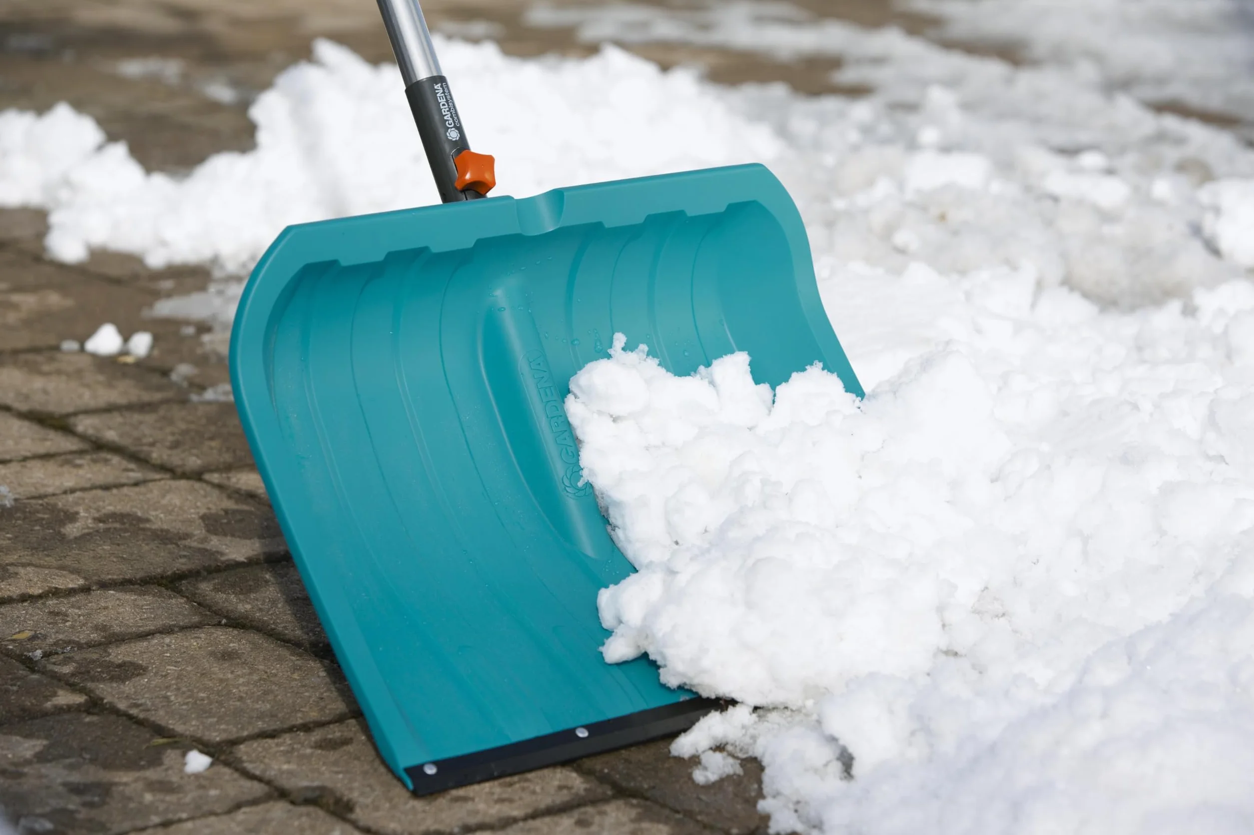 Gardena Spingineve combisystem KST 50: Pala da neve, profilo plastica resistente a abrasione, urti e freddo sino a -40°C, larghezza 50 cm (3241-20)